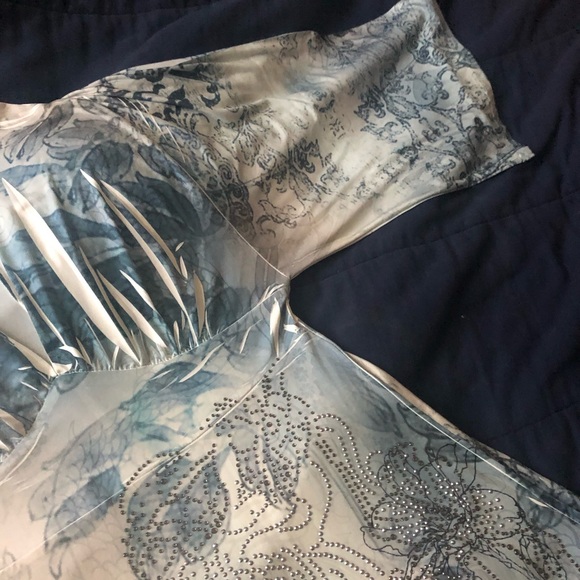 A figure hugging yet still dazzling swish of a fun blue & white flowered dress! - Picture 6 of 8